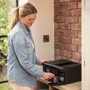 Der 3-in-1-Tinten-MFP DCP-J1360DW von Brother druckt bis zu 16 Seiten pro Minute. Ihm fehlt der LAN-Anschluss der beiden größeren Modelle.(Bild:  Brother)