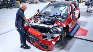 Originalteile mit dokumentierter Herkunft. Aus ausgewählten Fahrzeugen aus dem Konzernbestand entstehen geprüfte Mercedes-Benz Originalteile für den erneuten Einsatz.
 (Bild: Ingolf Pompe Photography https://www.ingolfpompe.net/ Auftraggeber: 	Mercedes-Benz Used Parts GmbH, Neuhausen)