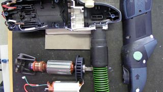 Bild 1: Wicklungsversuchseinrichtung demontiert. Von oben: Gehäuse, Anker mit Kohlenhalter und Lüfter sowie Wicklung mit geklebtem PTC-Sensor. (ESB Business School Reutlingen)