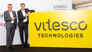Werner Volz (links), CFO, und Andreas Wolf, CEO, blicken auf ein erfolgreiches Geschäftsjahr 2022 zurück.  (Bild: Vitesco Technologies)