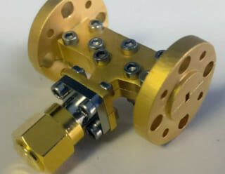 (Die Messergebnisse des 3D-gedruckten Frequenzverdopplers liegen zwischen denen des gefrästen Gegenstücks. Bild: Boston Micro Fabrication (BMF))