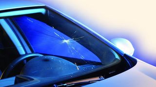 Die Scheibenreparatur hat zwar ihre Grenzen, aber kleineren Steinschlägen ist sie allemal gewachsen. Ist die Scheibe komplett gesprungen, muss sie ausgewechselt werden. (Archiv: Vogel Business Media)