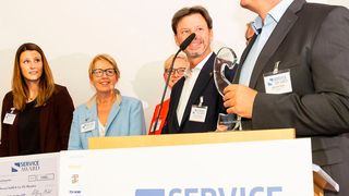 Werner Orth, Chef von Orth Automobile aus Beselich, dankte seinem Team für die Leistung, die zum Gewinn des Service Awards 2018 geführt hat.  (Bild: Stefan Bausewein)