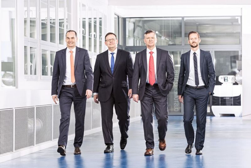 Geschäftsleitung, Fritz Studer AG, Steffisburg, (links) Jens Bleher CEO, (2. von links) Stephan Stoll COO, (2. von rechts) Daniel Huber CTO, (rechts) Sandro Bottazzo CSO. (Studer)