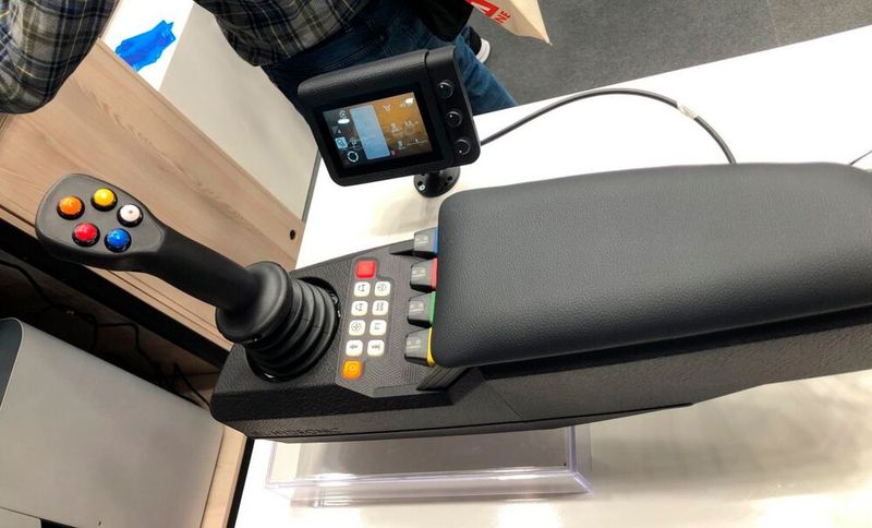 Dieses Steuerelement kann individuell auf seinen Nutzer abgestimmt und jederzeit angepasst werden. Dabei wurde das pulverbasierte SLS-Verfahren von Formlabs verwendet sowie auch die auf Harzen basierte SLA-Technik, um zusätzlich detaillierte Oberflächen zu erzeugen. (Bild: J.Hoher / VCG)