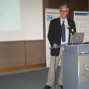 Im Vortrag von Dr. Peter Seelinger (BASF) wurde deutlich, welche Einsparpotenziale entlang des Anlagen-Life-Cycle genutzt werden können und wie auch die Verfügbarkeit der Anlagen durch die Integration der NE 100 in die Materials Management Systeme verbessert wird. 