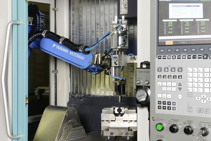 Für die mechanische Bearbeitung stehen heute Handlingsroboter im Einsatz. (Bild. Eichenberger)