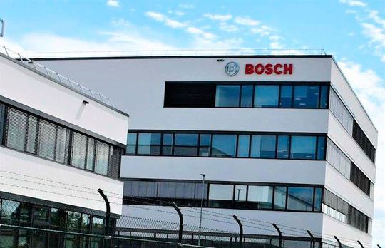 Nun ist es raus! Bosch wird in den nächsten rund dreieinhalb Jahren deutlich über 200 Vollzeitstellen am Standort Bühl streichen. Auch stünden Verlagerungen an und man werde einen Schwenk in Richtung E-Mobility machen.(Bild:  Bosch)