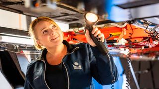 Eine Prüferin von Bilprovningen bei der Fahrzeuguntersuchung in einer der 109 Prüfstellen des schwedischen Unternehmens. (Bild: Bilprovningen)