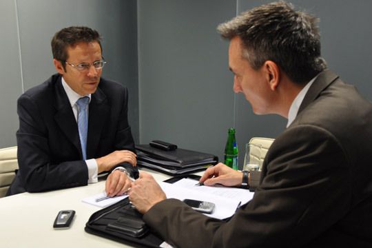 Audi-Deutschland-Vertriebschef Michael Renz (li.) auf der AMI im Interview mit »kfz-betrieb«-Chefredakteur Wolfgang Michel... (Archiv: Vogel Business Media)