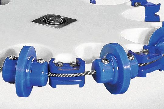 Jede austauschbare Spitze besteht aus zwei Hälften, die auf jede Speiche geschraubt werden, ohne dass das Antriebsrad entfernt werden muss.(Bild:  Flexicon)