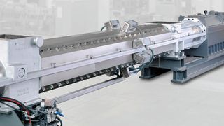 Bild 1: Ein Ko-Kneter der Buss AG, wie hier mit aufgeklapptem Verfahrensteil zu sehen, besteht aus rund 16 m langen Linien und besitzt eine Produktionskapazität von rund 40 t/h. (Bild: Buss)