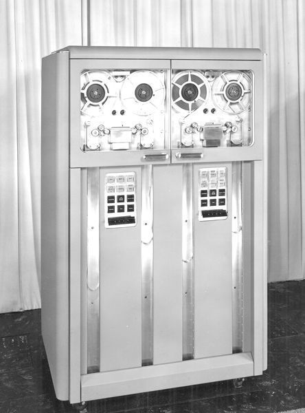 1952: Das Bandlaufwerk „IBM 701“ wird eingeführt. Das Gerät läutete das Zeitalter der Bandlaufwerke ein, denn die Technologie wurde zum weltweiten Industriestandard. (Archiv: Vogel Business Media)