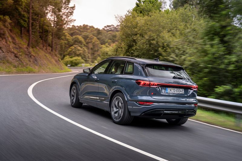 Das SUV fühlt sich so in jeder Situation wie ein mobiler Maßanzug an – und beweist gerade im Vergleich zu seinem Konzernbruder Macan, dass dynamisch auch ganz ohne Härte geht. (Bild: Audi)