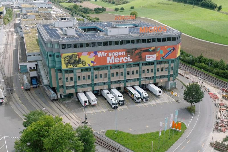 Im Migros-Verteilzentrum in Gossau laufen zehn Tiefziehverpackungsmaschinen von Multivac im kontinuierlichen Schichtbetrieb, um täglich frische Fleischprodukte für die Ostschweiz zu verarbeiten. (Bild: Multivac)