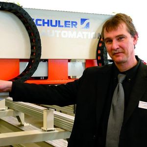 Dipl.-Ing. Rolf Cisar, Leiter Transfersysteme und Massivumformung bei der Schuler Automation GmbH & Co. KG in Heßdorf: „Mit dem neuen modularen AT3 Drei-Achs-Transfer-System können unsere Kunden flexibel reagieren.“ Bild: Kuhn