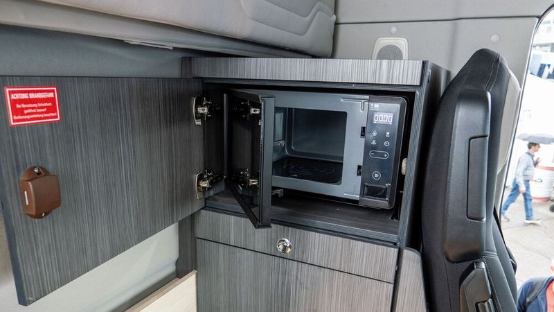 Auch eine Mikrowelle ist bei dieser Variante an Bord. (Bild: Hendrisch Verlag)