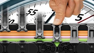 Die neue E4Q-Energiekette von Igus für freitragende und lange Wege ist aufgrund der Schnellöffnungsstege sehr schnell per Hand montiert.  (Igus)