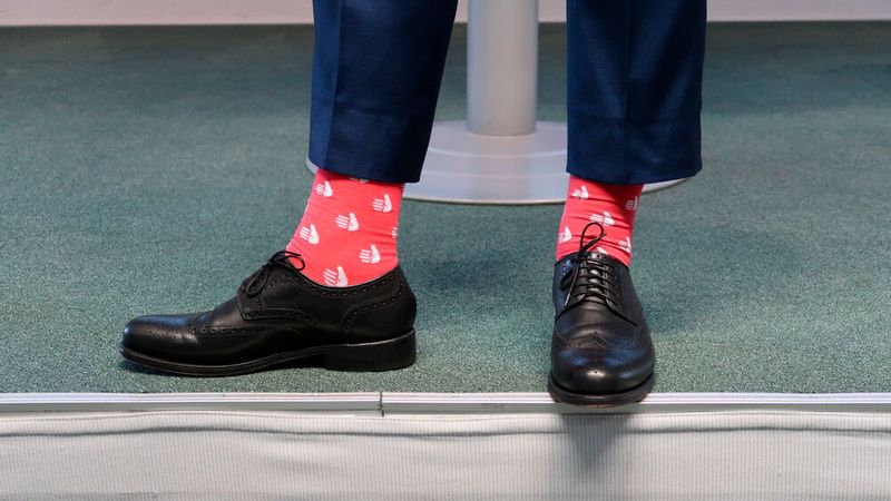 Handwerkerschick: ZKF-Präsident Peter Börner mit den offiziellen Socken des Deutschen Handwerks.  (Bild: Peter Diehl- »F+K«)
