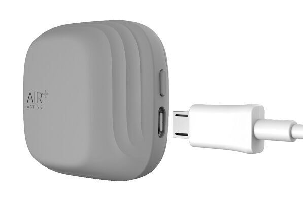 Der integreirte Akku lässt sich per Mikro-USB-Kabel mit jedem handelsüblichen Smartdeviceladegerät aufladen. (Bild: iTools)