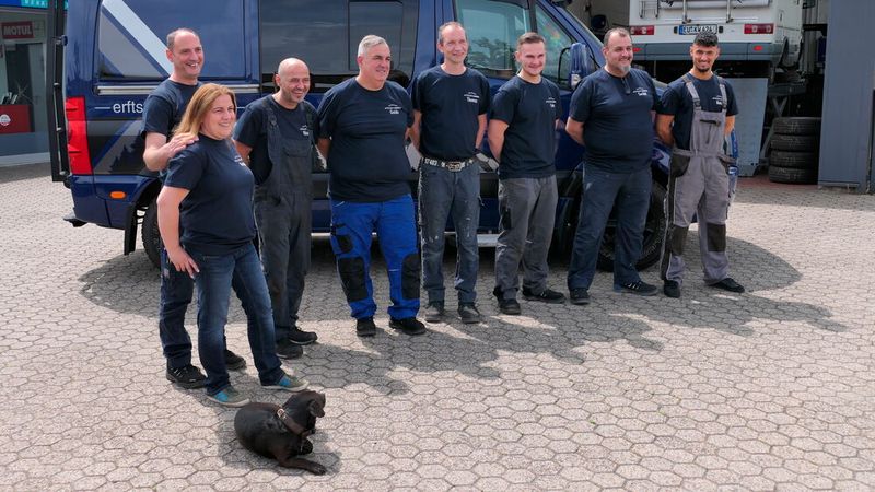 Die Liebe zu den Produkten des Volkswagenkonzerns – insbesondere des Bullis von T1 bis T7 – legte im Prinzip den Grundstein zur Selbstständigkeit vom Michael Bremm (li.). Schon seit über 30 Jahren fasziniert den Erftstädter Unternehmer die automobile Technik. Im Jahr 2016 wagte er dann gemeinsam mit seiner Lebensgefährtin Angela Saborowski die Eröffnung einer freien Werkstatt für alle Fahrzeugmodelle. Bullis werden bei Erftstadt Customs immer noch absolut fachmännisch betreut. (Bild: Wenz - VCG)