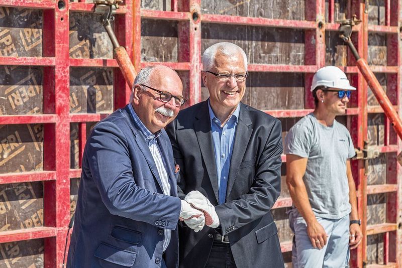 Matthias Kleiner (l.), Präsident der Leibniz-Gemeinschaft und HKI-Direktor Axel Brakhage (Leibniz-HKI / M. Hellebrandt)
