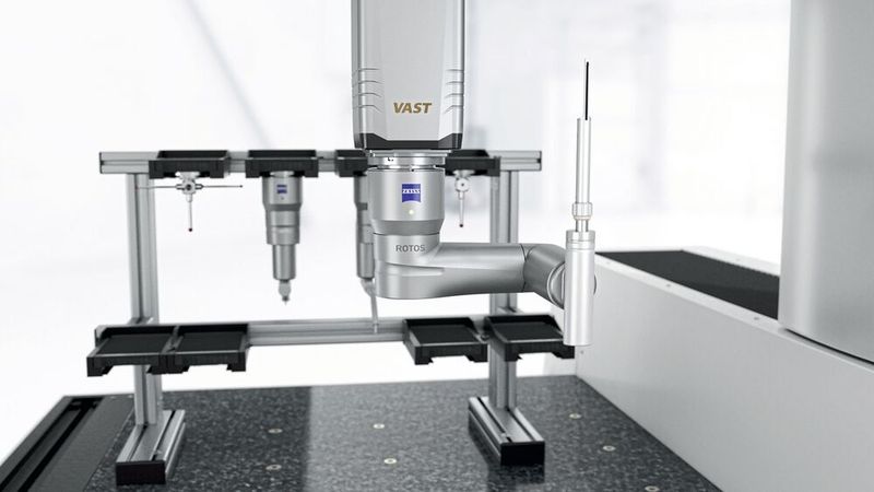 Mit dem neuen, weiterentwickelten Rauheitssensor Zeiss Rotos lässt sich die Prüfung von Mass-, Form- und Lagetoleranzen mit der Überwachung der Rauheitskennwerte auf einem Gerät kombinieren.   (Zeiss)