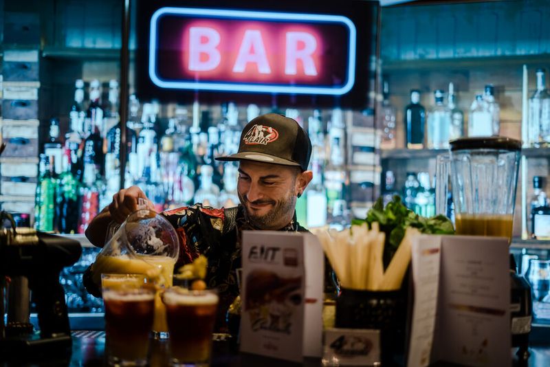 Der Barkeeper mit bester Laune bei so viel Nachfrage seiner Cocktails (Bild: www.hamann.photo)