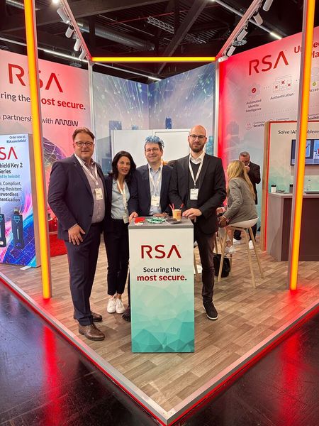 Dem RSA Team würde ich jederzeit wieder mein Handy zum Aufladen anvertrauen. DANKE für die Rettung! (Bild: Vogel IT-Medien)