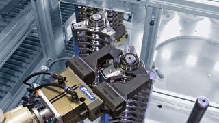 Die additiv gefertigten Greiferfinger
lassen sich individuell an das Werkstück angepassen.  (Bild: Schunk)