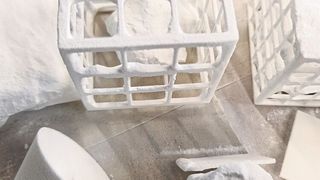 Bei SLS-Verfahren sind ein automatisiertes Entpacken und Entpulvern technisch möglich, hat die Hoschule Reutlingen herausgefunden. Nur fehlt es noch an Durchgängigkeit und Qualitätssicherung. (Hochschule Reutlingen)