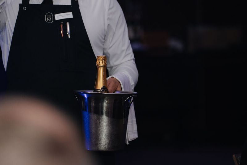 Der wohltemperierte Crémant wird serviert. Eingeweihte wissen: Gleich geht es mit der ersten Preisverleihung los. (Bild: Manuel Emme Fotografie)