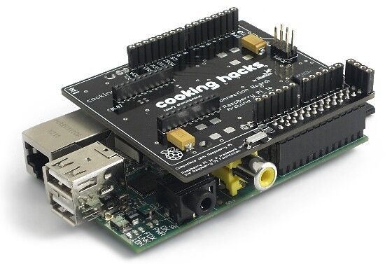 Raspberry Pi (unten) mit der Aufsteckplatine Raspberry-Pi-to-Arduino-Shield-Connection-Bridge (Bild: Cooking Hacks)