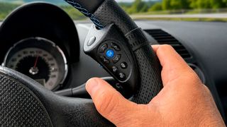 Wie damals: Die Lenkradfernbedienung „RC 26“ orientiert sich an der Lenkrad-Remote-Control-Serie RC 05/06/07/08/09 und RC-10 von Blaupunkt. (Bild: Blaupunkt)