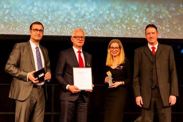 EBV Elektronik wurde in der Kategorie Distribution ausgezeichnet, auf der Bühne vertreten durch Bernd Pfeil, VP Sales Zentraleuropa, und Cornelia Meyer, Senior Communications Specialist. (Fotograf/Copyright:Fotograf/Copyright: Stefan Bausewein/Vogel Business Media)