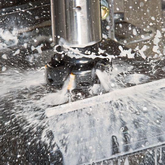 Bedarfsgerecht einstellen: Nur ausgewählte Bearbeitungsprozesse erfordern Kühlmittelzufuhr unter hohem Druck und innere Kühlmittelzufuhr.(Bild:  Blaser Swisslube)