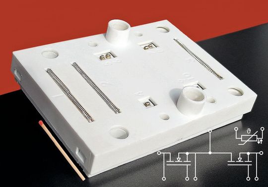 Bild 1: Siliziumkarbid-Leistungsmodul für 400 A und 1200 V mit den Abmessungen von zwei Streichholzschachteln nebeneinander.(Bild:  SEMIKRON)