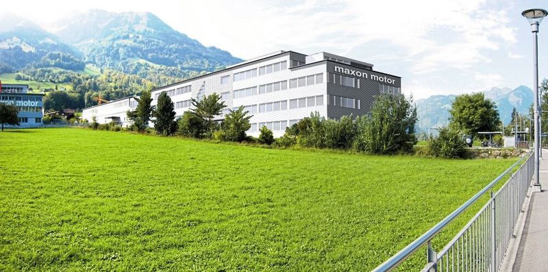 2018: Maxon investiert kräftig in den Standort Schweiz und eröffnet an seinem Hauptsitz in Sachseln OW ein neues Innovation Center. Das Gebäude bietet unter anderem Platz für Forschung und Entwicklung. Das ist nicht die einzige Investition in die Zukunft. Auch die neu eröffneten Innovation Labs an den Technischen Hochschulen in Lausanne und Luzern sollen dem Austausch mit Technologie-Spezialisten dienen.  (Maxon Motor)
