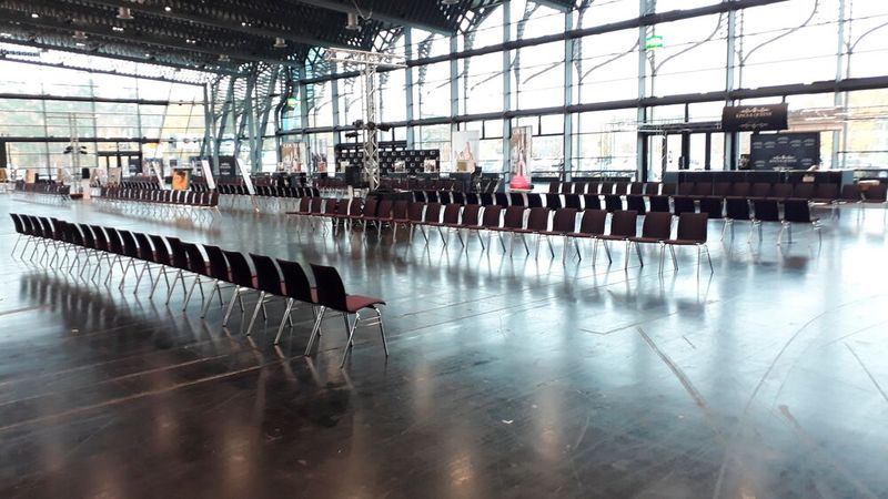 Warum die Halle einer Oldtimermesse bei genügend Alternativen als Kulisse für eine parallel stattfindende Modenschau genutzt werden muss, wird das Geheimnis des Veranstalters bleiben. (Bild: Steffen Dominsky)