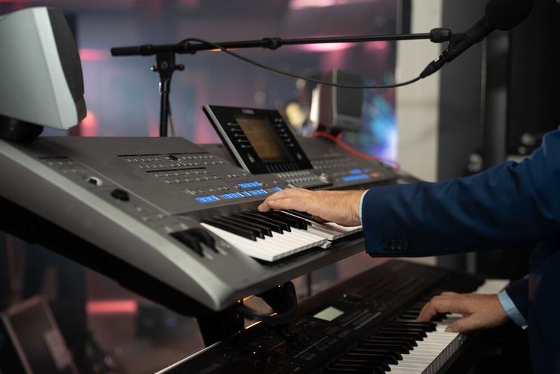 Sängerin Maggie Jane wird tatkräftig von ihrem Keyboarder unterstützt. (Bild: Manuel Emme Fotografie)