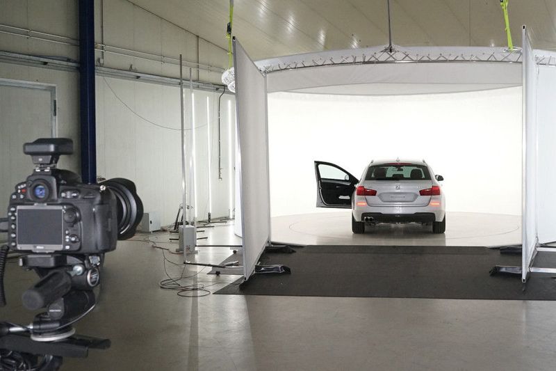 Ab in die Kabine, rauf auf den Drehteller und den automatischen Fotoprozess eingeleitet: Autohäuser können mit speziellen Anlagen – die natürlich ihren Preis haben – die Fotografie von Bestandsfahrzeugen effizient gestalten.