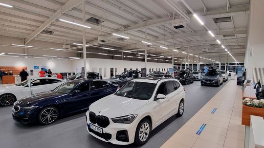 Der Showroom des Trierer BMW- und Mini-Autohauses.(Bild:  Müller-Gruppe)