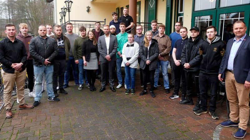 Zehn stolze Junggesellen mehr zählt die Kfz-Innung Ostprignitz-Ruppin (OPR). Im Hotel „Am Alten Rhin“ in Alt Ruppin fand die gemeinsame Freisprechungsfeier mit anderen Handwerksgewerken statt, bei der insgesamt 23 Gesellenbriefe überreicht wurden. Als bester Kfz-Mechatroniker zeichnete die Kfz-Innung mit ihrem Obermeister Hans-Joachim Relitz den Gesellen Marcel Dahl aus. (Bild: Eckhard Handke/Ruppiner Anzeiger)