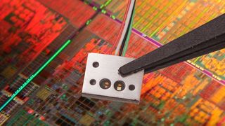 Reflexions-Sensor in ultraflacher Bauweise 1,7 mm für die Installation innerhalb einer Vakuumkammer (Archiv: Vogel Business Media)