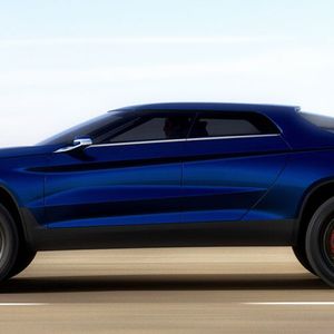 Vorne ein SUV, bis zur C-Säule ein viertüriges Coupé, dahinter eine Mischung aus Fließheck und Pick-up-Laderampe, alles garniert mit den Abmessungen einer Oberklasselimousine. Das ist die Fiat-Studie FCC4.