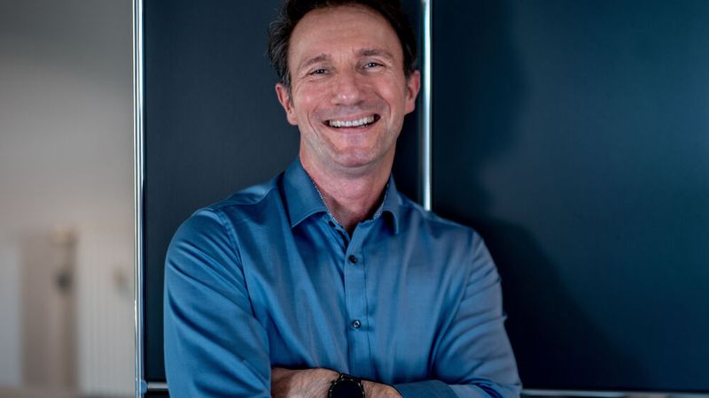 Michael Hampel, Trainer und Autor des Buches „Fachkräftemangel haben die anderen“, erklärt, wie man Pannen beim Recruiting und beim Onboarding vermeidet. (Bild: Erwin Zoor Photography)