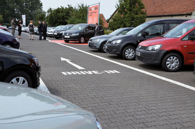 Die Jury des Gebrauchtwagen Award nahm den Rundparcours des Drive-in zu Fuß unter Augenschein. (Archiv: Vogel Business Media)
