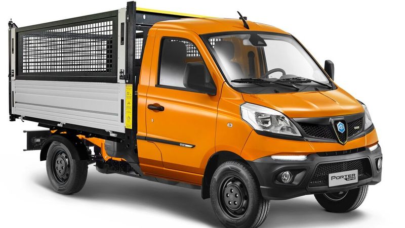 Variante mit werksseitiger Pritsche und erweiterbaren Seitenpanels: Die Ladefläche kommt auf maximal 2,8 Meter Länge bei 1,62 Metern innerer Breite, die Nutzlast beträgt 880 Kilogramm. (Bild: Piaggio)