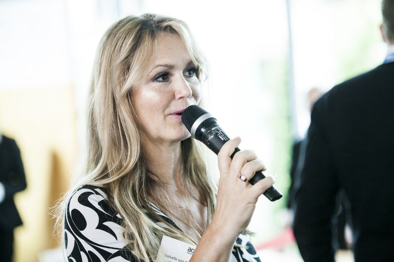 Isabelle v. Künßberg; Acmeo, begrüßt die Gäste zum Partnertag. (Acmeo)