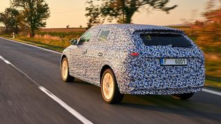 Derzeit gibt es aber nur getarnte Vorserienfahrzeuge zum Probefahren. (Bild: Skoda)
